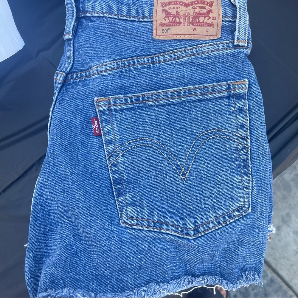 Dark blue Levi’s 501 shorts high rise